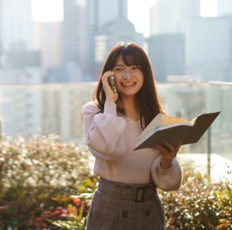 電話をしている女性社員