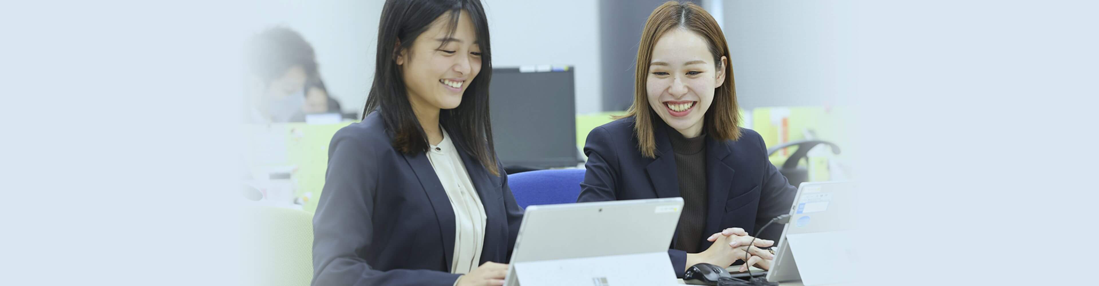 女性社員2人の写真